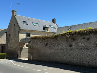 Le Mas du Bessin Entrée de la maison le mas du bessin gîtes et chambre d'hôtes en normandie à deux pas des plages du débarquement